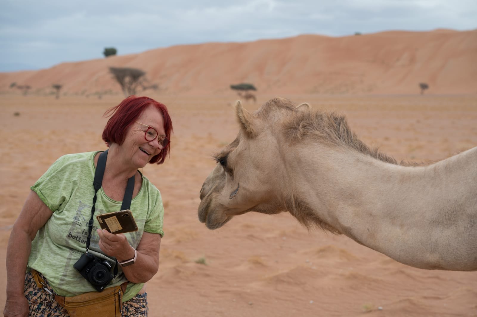Renate Winkler mit einem Kamel in der Wüste